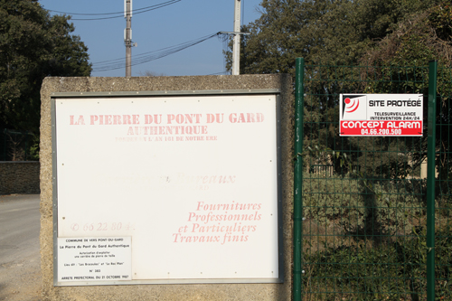 la pierre du pont du gard authentique